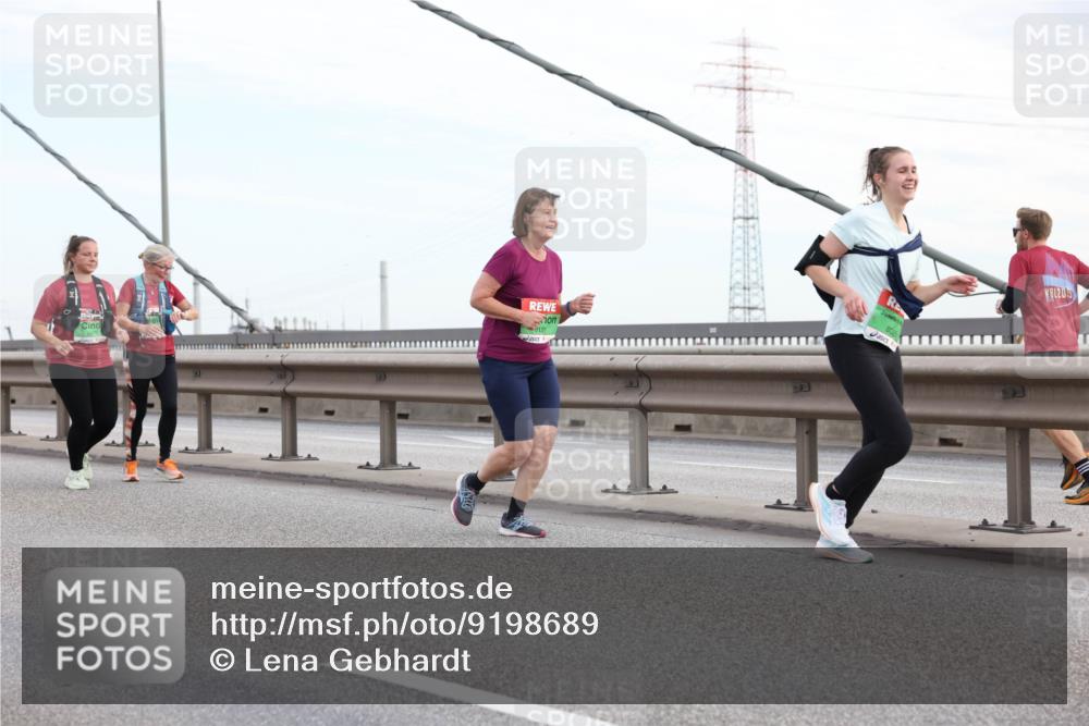 03.10.2025 - Köhlbrandbrückenlauf Lena Gebhardt http://msf.ph/oto/9198689 03.10.2025 15:35:35 Position 1 8121, 8025, 2015 meine-sportfotos.de