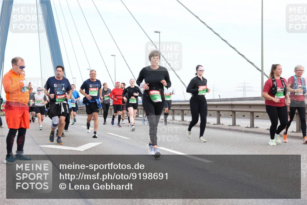 03.10.2025 - Köhlbrandbrückenlauf Lena Gebhardt http://msf.ph/oto/9198691 03.10.2025 15:35:36 Position 1 7152 meine-sportfotos.de