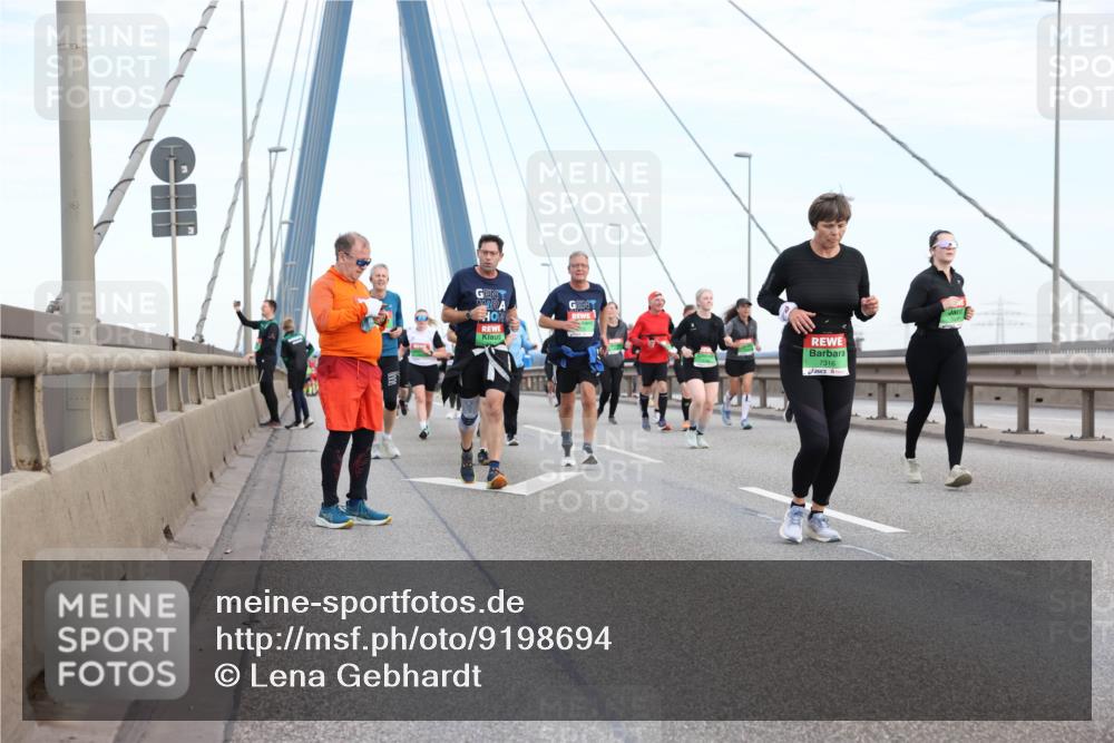 03.10.2025 - Köhlbrandbrückenlauf Lena Gebhardt http://msf.ph/oto/9198694 03.10.2025 15:35:36 Position 1 7316 meine-sportfotos.de