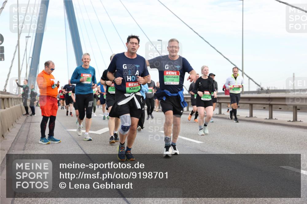 03.10.2025 - Köhlbrandbrückenlauf Lena Gebhardt http://msf.ph/oto/9198701 03.10.2025 15:35:39 Position 1 7649, 9310, 7152, 8166 meine-sportfotos.de