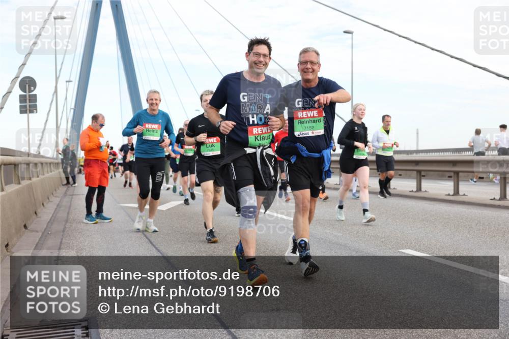 03.10.2025 - Köhlbrandbrückenlauf Lena Gebhardt http://msf.ph/oto/9198706 03.10.2025 15:35:40 Position 1 7152, 9310, 7645 meine-sportfotos.de