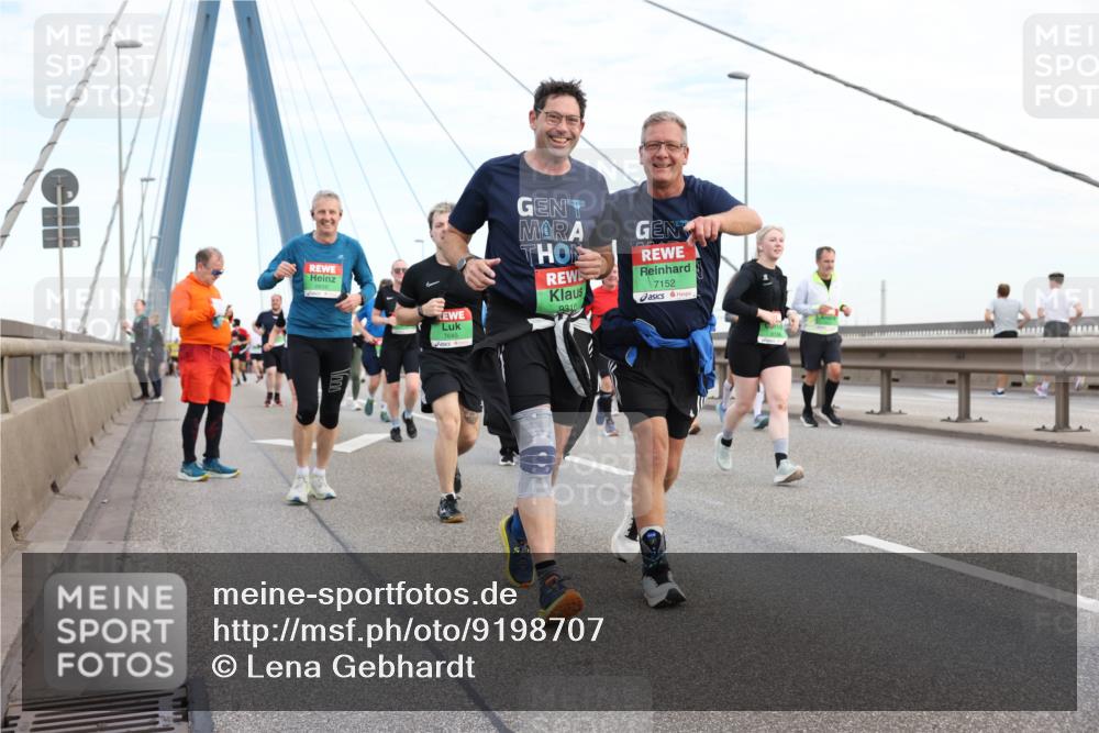 03.10.2025 - Köhlbrandbrückenlauf Lena Gebhardt http://msf.ph/oto/9198707 03.10.2025 15:35:40 Position 1 7152, 9310, 7645 meine-sportfotos.de