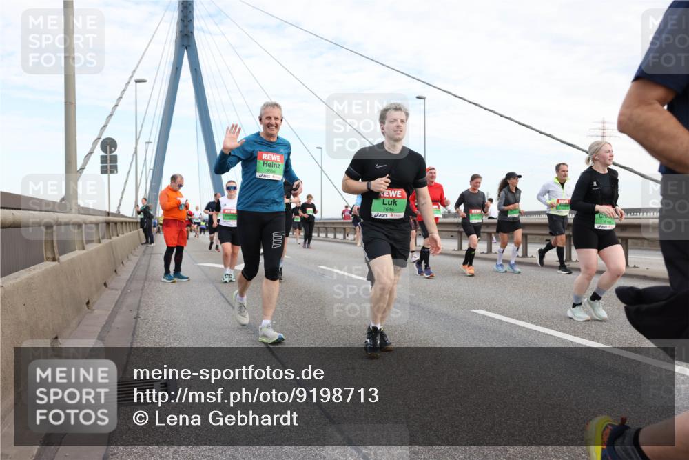 03.10.2025 - Köhlbrandbrückenlauf Lena Gebhardt http://msf.ph/oto/9198713 03.10.2025 15:35:41 Position 1 8656, 7645 meine-sportfotos.de