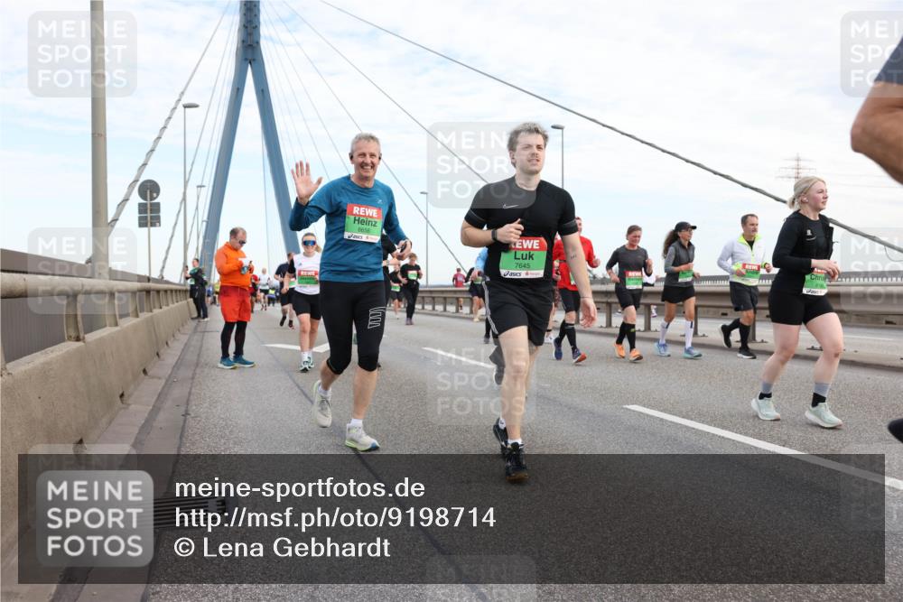 03.10.2025 - Köhlbrandbrückenlauf Lena Gebhardt http://msf.ph/oto/9198714 03.10.2025 15:35:41 Position 1 8656, 7645, 81 meine-sportfotos.de