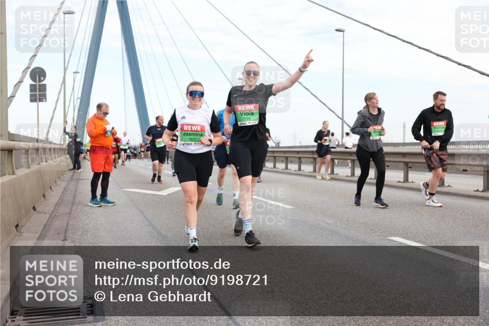 03.10.2025 - Köhlbrandbrückenlauf Lena Gebhardt http://msf.ph/oto/9198721 03.10.2025 15:35:43 Position 1 7807, 7759 meine-sportfotos.de