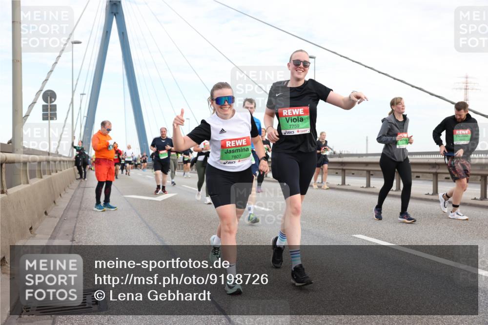 03.10.2025 - Köhlbrandbrückenlauf Lena Gebhardt http://msf.ph/oto/9198726 03.10.2025 15:35:43 Position 1 7807, 7759 meine-sportfotos.de