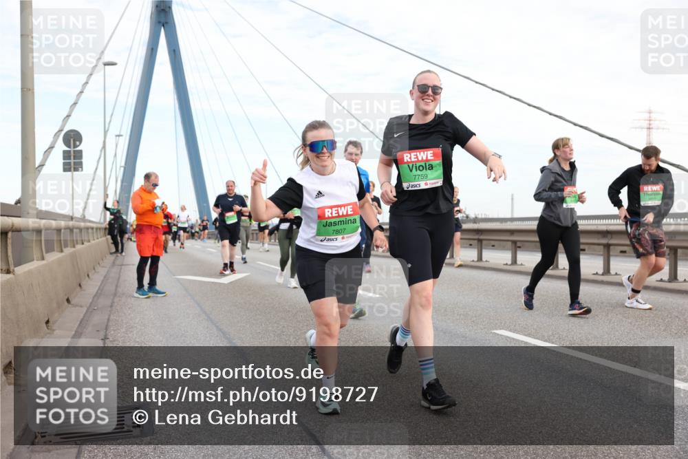03.10.2025 - Köhlbrandbrückenlauf Lena Gebhardt http://msf.ph/oto/9198727 03.10.2025 15:35:43 Position 1 7807, 7759 meine-sportfotos.de