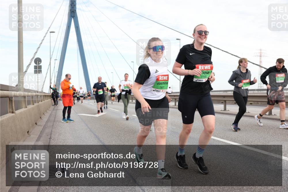 03.10.2025 - Köhlbrandbrückenlauf Lena Gebhardt http://msf.ph/oto/9198728 03.10.2025 15:35:44 Position 1 7807, 7759 meine-sportfotos.de
