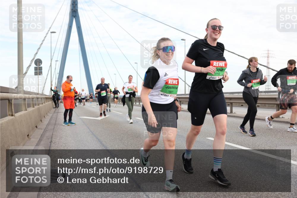 03.10.2025 - Köhlbrandbrückenlauf Lena Gebhardt http://msf.ph/oto/9198729 03.10.2025 15:35:44 Position 1 7807, 7759, 8945 meine-sportfotos.de