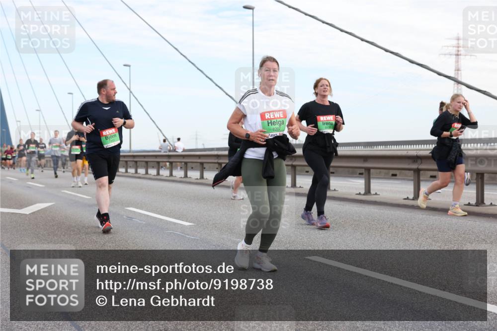 03.10.2025 - Köhlbrandbrückenlauf Lena Gebhardt http://msf.ph/oto/9198738 03.10.2025 15:35:46 Position 1 8207, 8135 meine-sportfotos.de