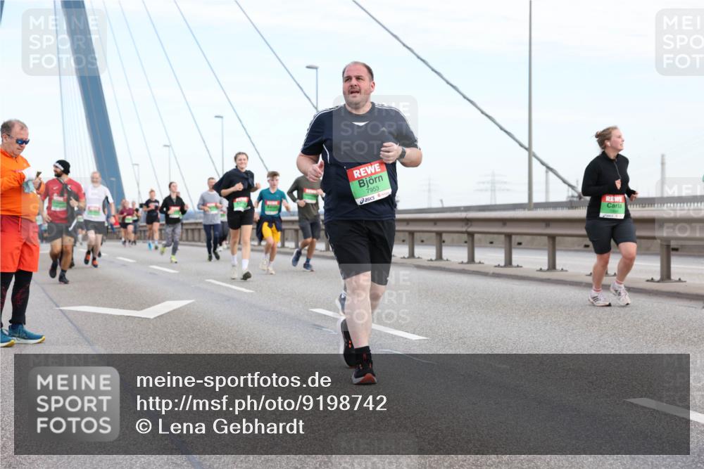 03.10.2025 - Köhlbrandbrückenlauf Lena Gebhardt http://msf.ph/oto/9198742 03.10.2025 15:35:46 Position 1 7953 meine-sportfotos.de