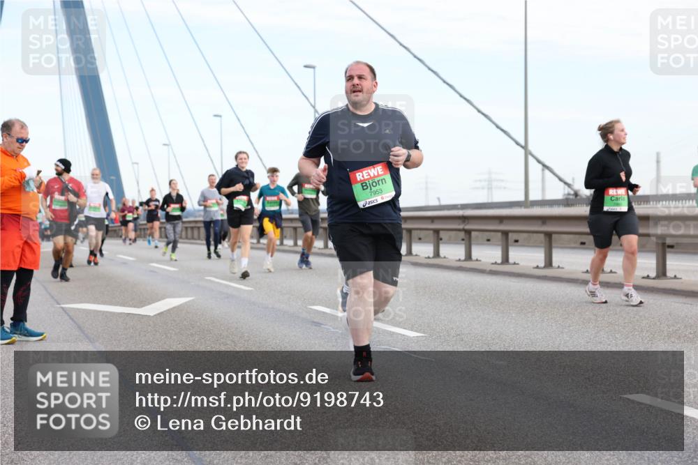 03.10.2025 - Köhlbrandbrückenlauf Lena Gebhardt http://msf.ph/oto/9198743 03.10.2025 15:35:46 Position 1 7953 meine-sportfotos.de