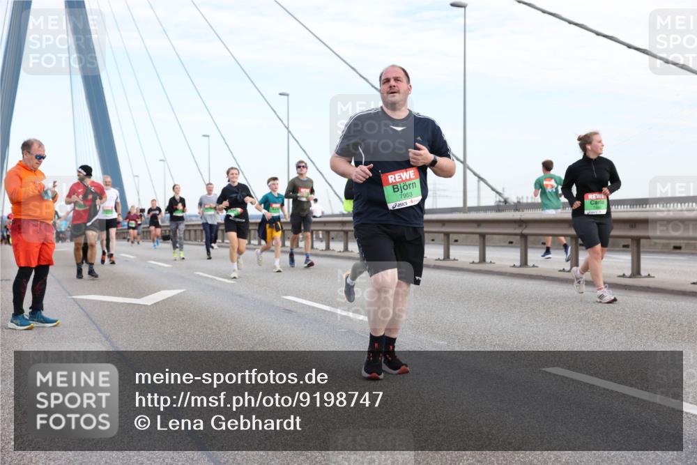 03.10.2025 - Köhlbrandbrückenlauf Lena Gebhardt http://msf.ph/oto/9198747 03.10.2025 15:35:47 Position 1 7953 meine-sportfotos.de