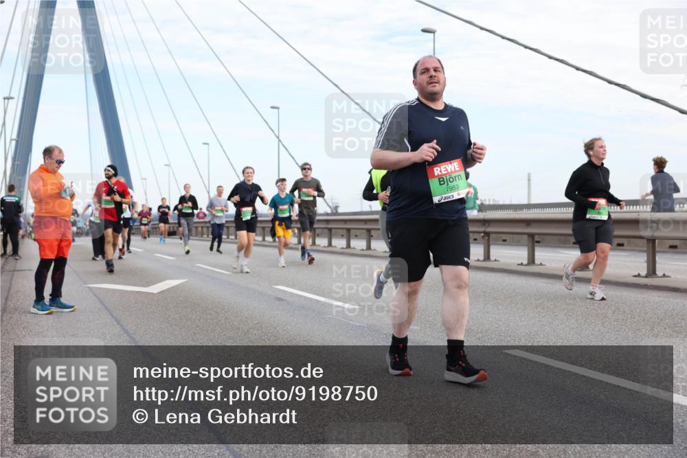 03.10.2025 - Köhlbrandbrückenlauf Lena Gebhardt http://msf.ph/oto/9198750 03.10.2025 15:35:47 Position 1 7953 meine-sportfotos.de