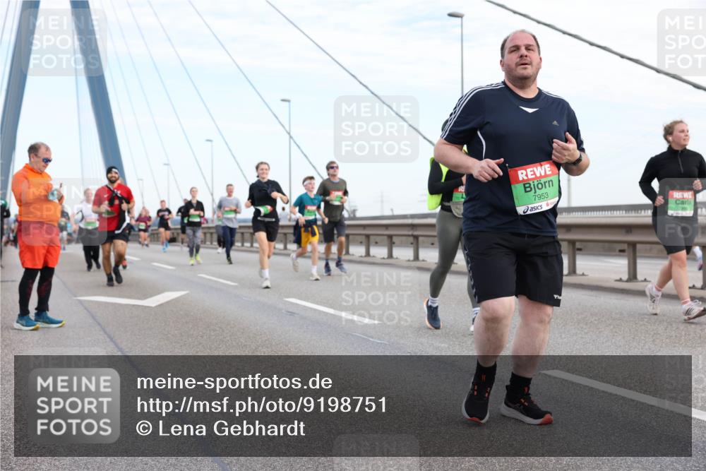 03.10.2025 - Köhlbrandbrückenlauf Lena Gebhardt http://msf.ph/oto/9198751 03.10.2025 15:35:48 Position 1 7953 meine-sportfotos.de