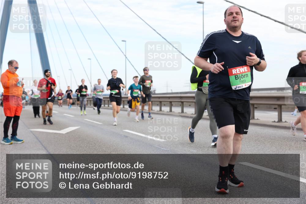 03.10.2025 - Köhlbrandbrückenlauf Lena Gebhardt http://msf.ph/oto/9198752 03.10.2025 15:35:48 Position 1 7953 meine-sportfotos.de