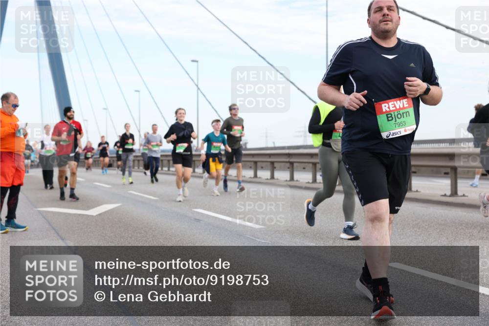 03.10.2025 - Köhlbrandbrückenlauf Lena Gebhardt http://msf.ph/oto/9198753 03.10.2025 15:35:48 Position 1 7953 meine-sportfotos.de