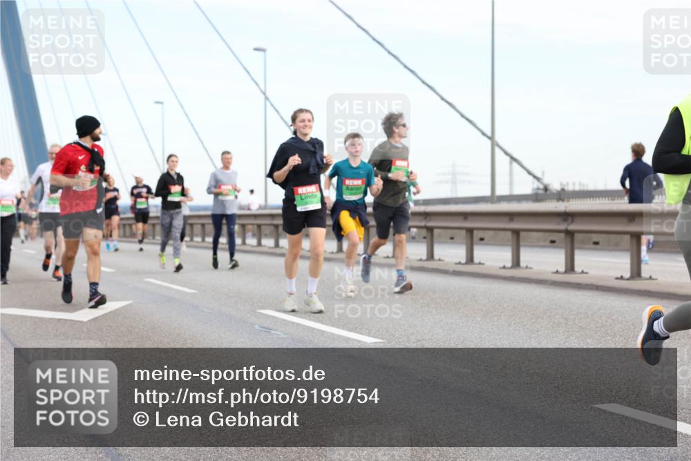 03.10.2025 - Köhlbrandbrückenlauf Lena Gebhardt http://msf.ph/oto/9198754 03.10.2025 15:35:49 Position 1  meine-sportfotos.de