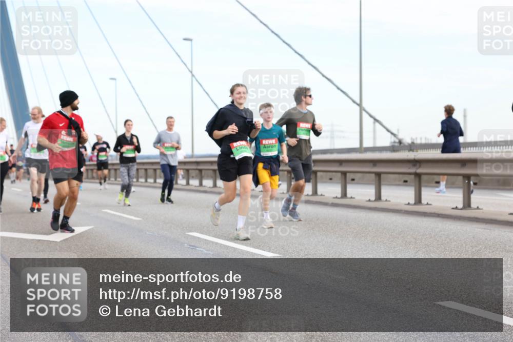 03.10.2025 - Köhlbrandbrückenlauf Lena Gebhardt http://msf.ph/oto/9198758 03.10.2025 15:35:49 Position 1  meine-sportfotos.de