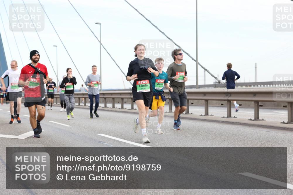 03.10.2025 - Köhlbrandbrückenlauf Lena Gebhardt http://msf.ph/oto/9198759 03.10.2025 15:35:49 Position 1 8034, 8237 meine-sportfotos.de