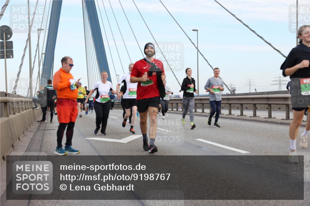 03.10.2025 - Köhlbrandbrückenlauf Lena Gebhardt http://msf.ph/oto/9198767 03.10.2025 15:35:50 Position 1  meine-sportfotos.de