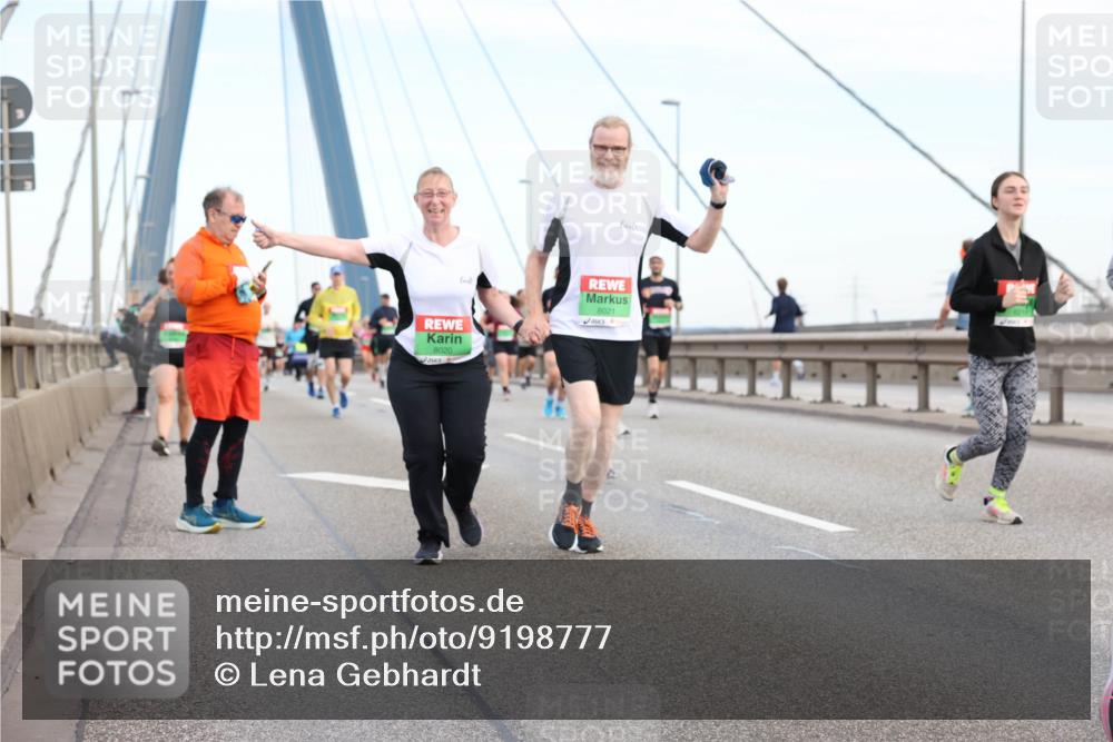 03.10.2025 - Köhlbrandbrückenlauf Lena Gebhardt http://msf.ph/oto/9198777 03.10.2025 15:35:53 Position 1 8020, 8021 meine-sportfotos.de