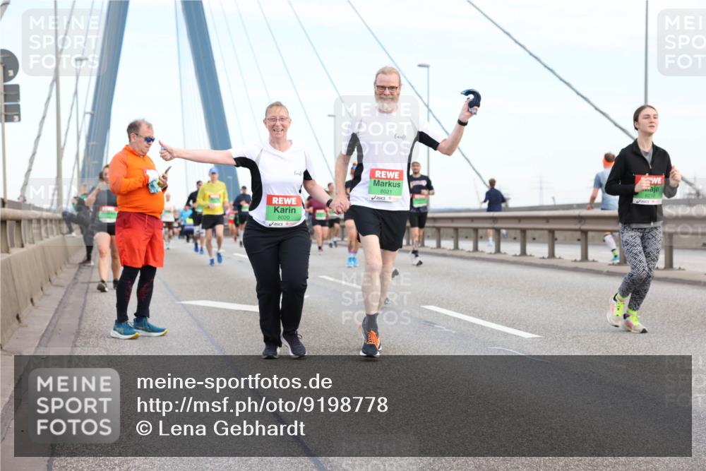 03.10.2025 - Köhlbrandbrückenlauf Lena Gebhardt http://msf.ph/oto/9198778 03.10.2025 15:35:53 Position 1 8020, 8021, 8218 meine-sportfotos.de
