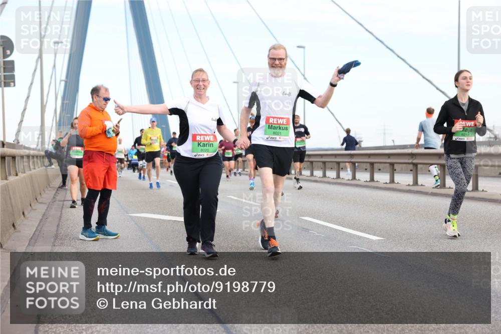 03.10.2025 - Köhlbrandbrückenlauf Lena Gebhardt http://msf.ph/oto/9198779 03.10.2025 15:35:53 Position 1 8218, 8021, 8020 meine-sportfotos.de
