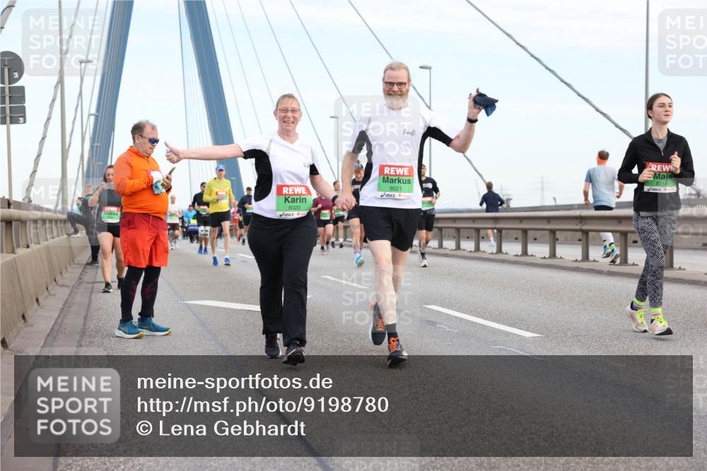 03.10.2025 - Köhlbrandbrückenlauf Lena Gebhardt http://msf.ph/oto/9198780 03.10.2025 15:35:53 Position 1 8020, 8021, 8218 meine-sportfotos.de