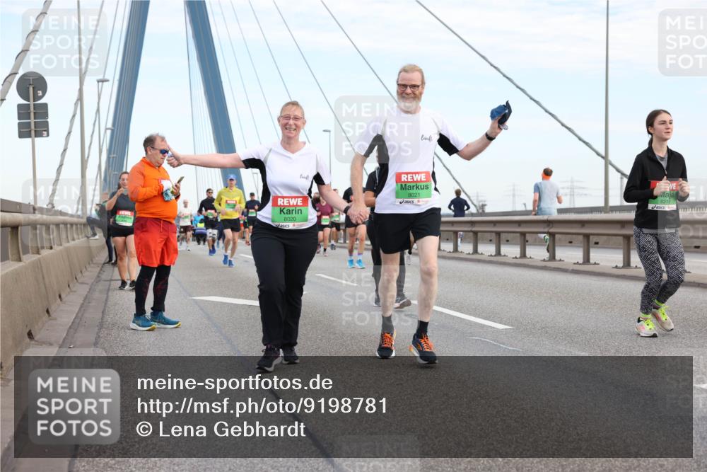 03.10.2025 - Köhlbrandbrückenlauf Lena Gebhardt http://msf.ph/oto/9198781 03.10.2025 15:35:53 Position 1 8021, 8020, 8218 meine-sportfotos.de
