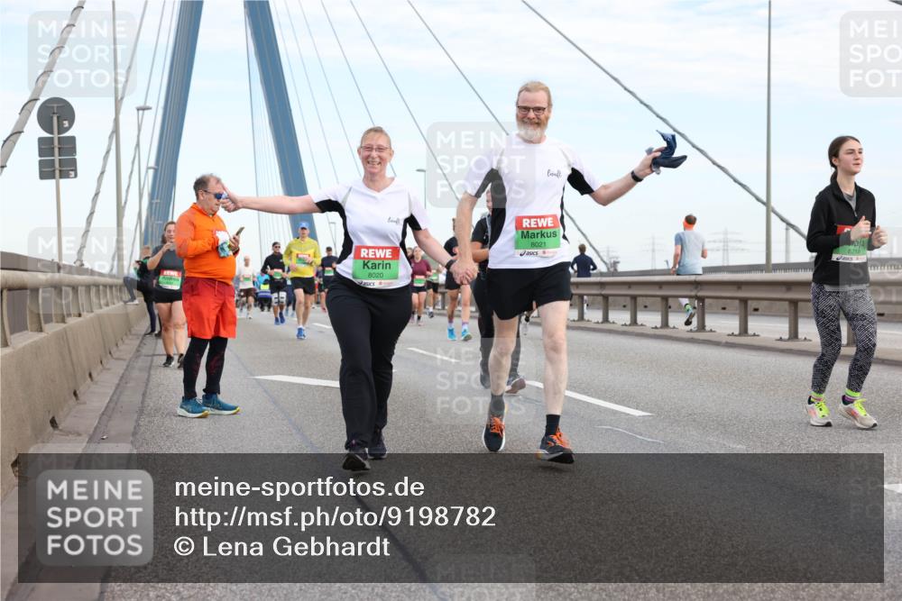 03.10.2025 - Köhlbrandbrückenlauf Lena Gebhardt http://msf.ph/oto/9198782 03.10.2025 15:35:53 Position 1 8021, 8020, 8218 meine-sportfotos.de