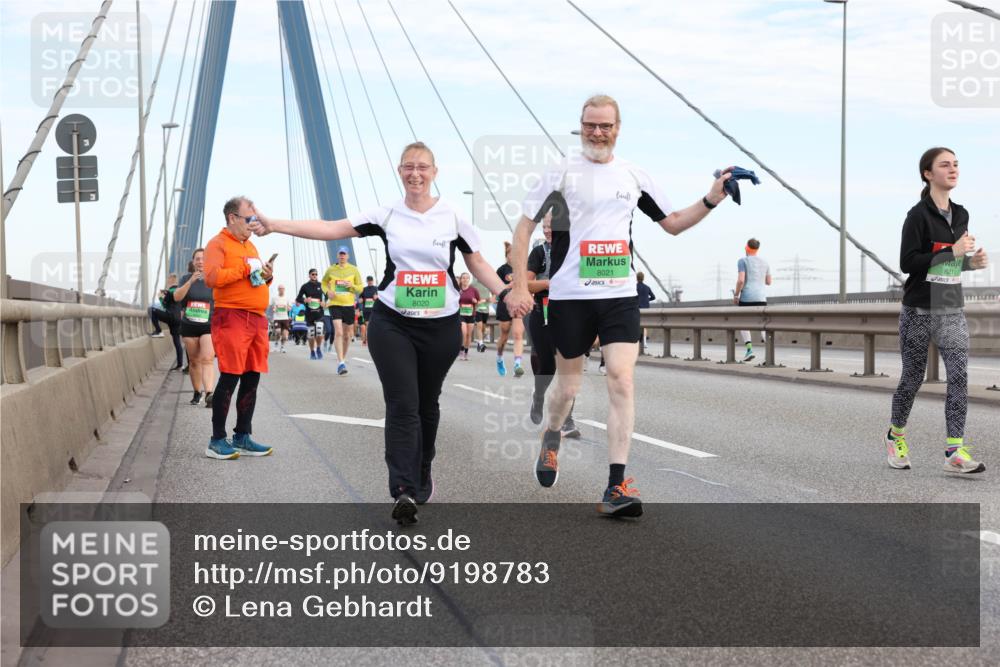 03.10.2025 - Köhlbrandbrückenlauf Lena Gebhardt http://msf.ph/oto/9198783 03.10.2025 15:35:53 Position 1 8020, 8021, 8218 meine-sportfotos.de