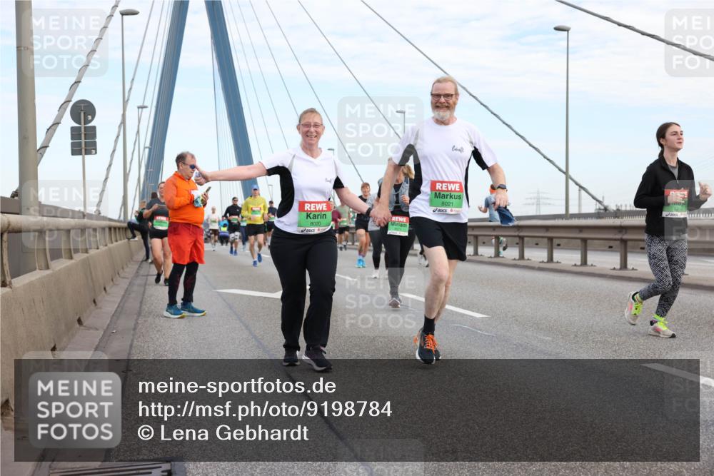 03.10.2025 - Köhlbrandbrückenlauf Lena Gebhardt http://msf.ph/oto/9198784 03.10.2025 15:35:53 Position 1 8020, 8021 meine-sportfotos.de