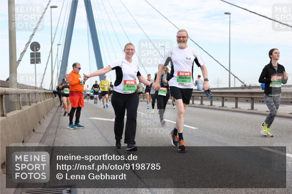03.10.2025 - Köhlbrandbrückenlauf Lena Gebhardt http://msf.ph/oto/9198785 03.10.2025 15:35:54 Position 1 8020, 8021, 8218 meine-sportfotos.de