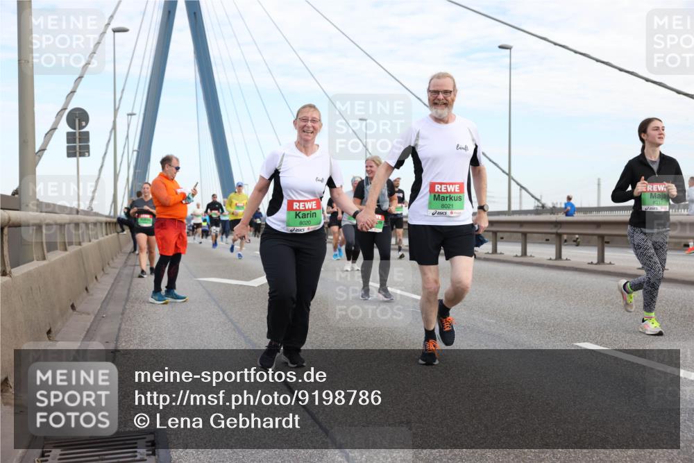03.10.2025 - Köhlbrandbrückenlauf Lena Gebhardt http://msf.ph/oto/9198786 03.10.2025 15:35:54 Position 1 8020, 8021, 8218 meine-sportfotos.de