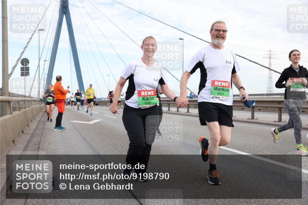 03.10.2025 - Köhlbrandbrückenlauf Lena Gebhardt http://msf.ph/oto/9198790 03.10.2025 15:35:54 Position 1 8020, 8021, 8218 meine-sportfotos.de