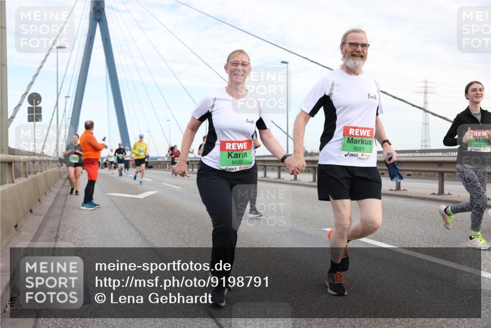 03.10.2025 - Köhlbrandbrückenlauf Lena Gebhardt http://msf.ph/oto/9198791 03.10.2025 15:35:55 Position 1 8020, 8021, 8218 meine-sportfotos.de