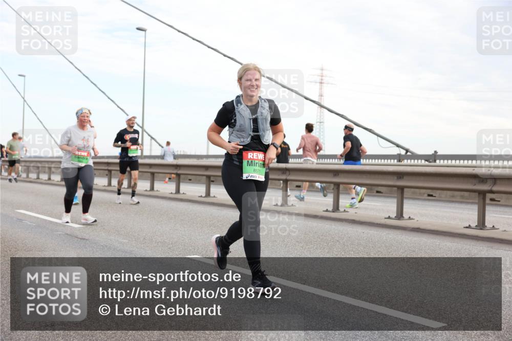 03.10.2025 - Köhlbrandbrückenlauf Lena Gebhardt http://msf.ph/oto/9198792 03.10.2025 15:35:56 Position 1 8571 meine-sportfotos.de