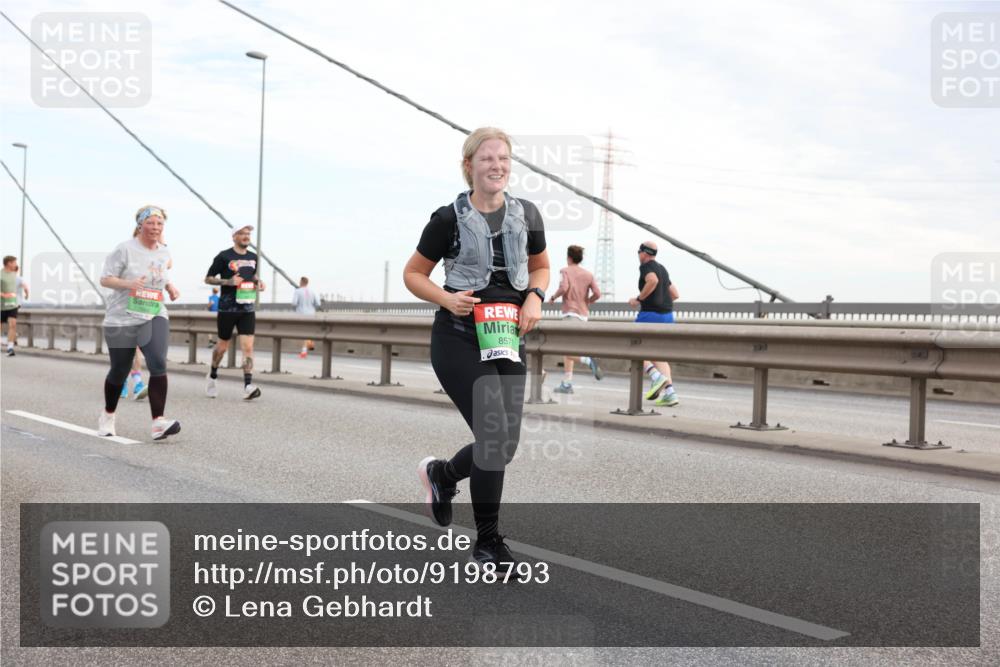 03.10.2025 - Köhlbrandbrückenlauf Lena Gebhardt http://msf.ph/oto/9198793 03.10.2025 15:35:56 Position 1 8571 meine-sportfotos.de