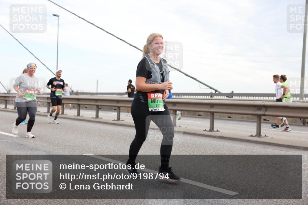 03.10.2025 - Köhlbrandbrückenlauf Lena Gebhardt http://msf.ph/oto/9198794 03.10.2025 15:35:56 Position 1 8571 meine-sportfotos.de