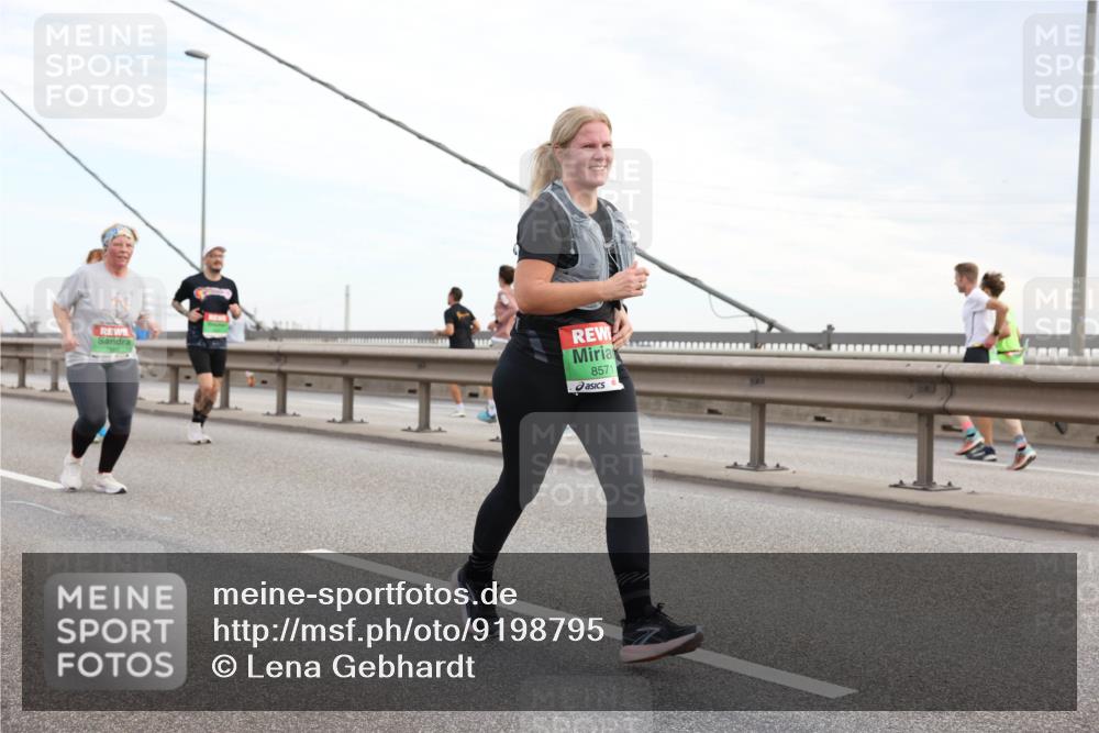 03.10.2025 - Köhlbrandbrückenlauf Lena Gebhardt http://msf.ph/oto/9198795 03.10.2025 15:35:56 Position 1 8571 meine-sportfotos.de
