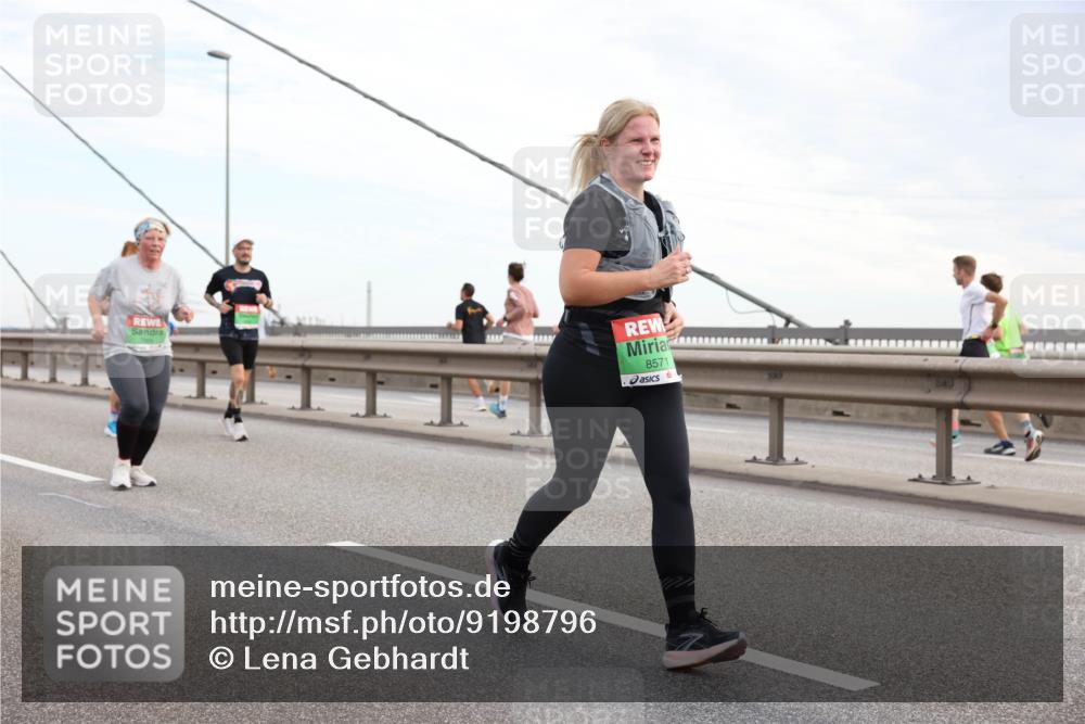 03.10.2025 - Köhlbrandbrückenlauf Lena Gebhardt http://msf.ph/oto/9198796 03.10.2025 15:35:56 Position 1 8571 meine-sportfotos.de