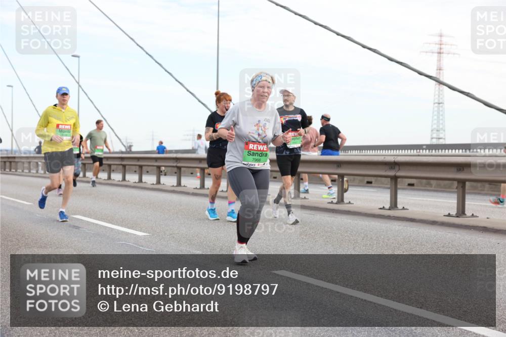 03.10.2025 - Köhlbrandbrückenlauf Lena Gebhardt http://msf.ph/oto/9198797 03.10.2025 15:35:57 Position 1 7966 meine-sportfotos.de
