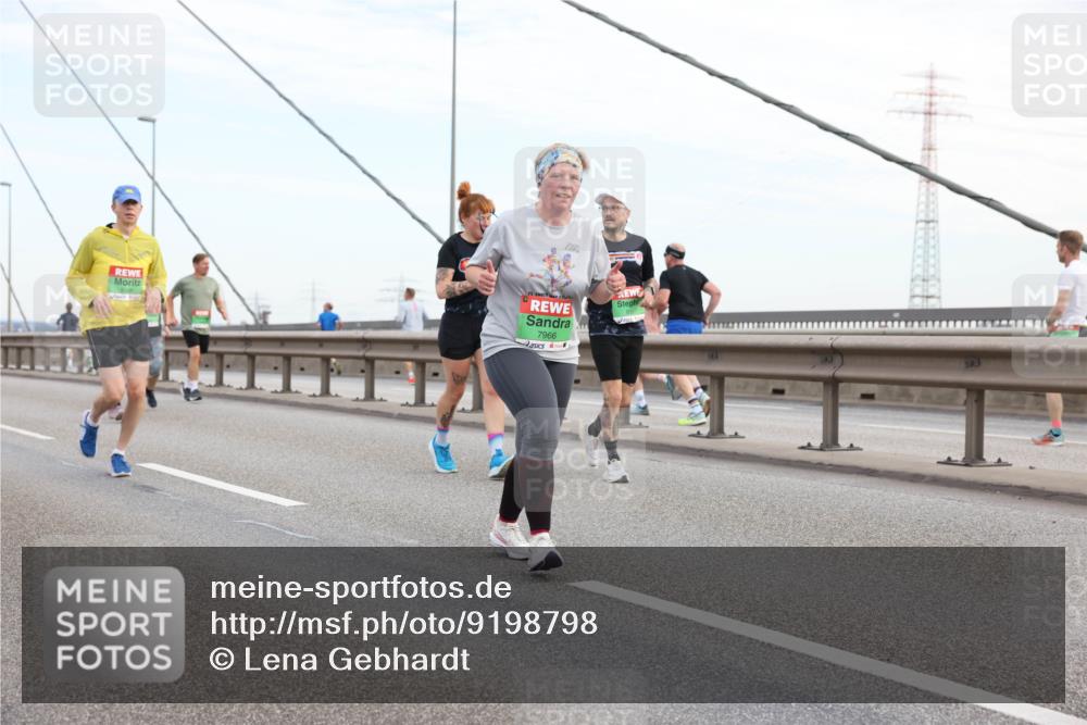 03.10.2025 - Köhlbrandbrückenlauf Lena Gebhardt http://msf.ph/oto/9198798 03.10.2025 15:35:57 Position 1 7966 meine-sportfotos.de