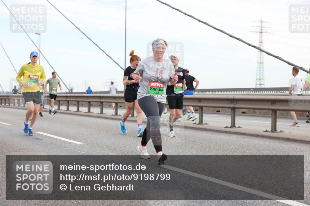 03.10.2025 - Köhlbrandbrückenlauf Lena Gebhardt http://msf.ph/oto/9198799 03.10.2025 15:35:57 Position 1 7966 meine-sportfotos.de