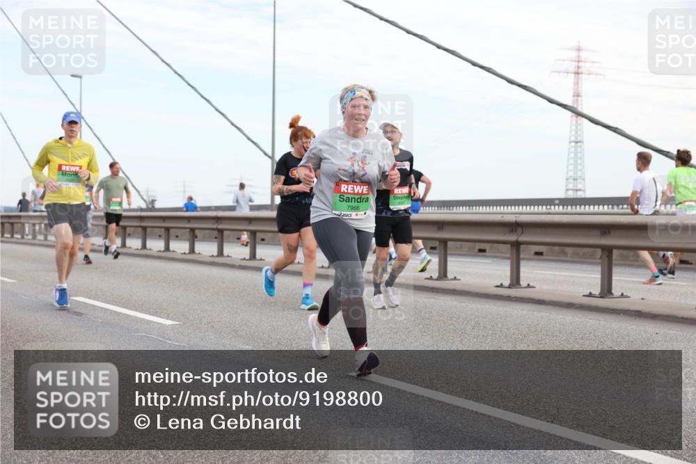 03.10.2025 - Köhlbrandbrückenlauf Lena Gebhardt http://msf.ph/oto/9198800 03.10.2025 15:35:57 Position 1 7966 meine-sportfotos.de