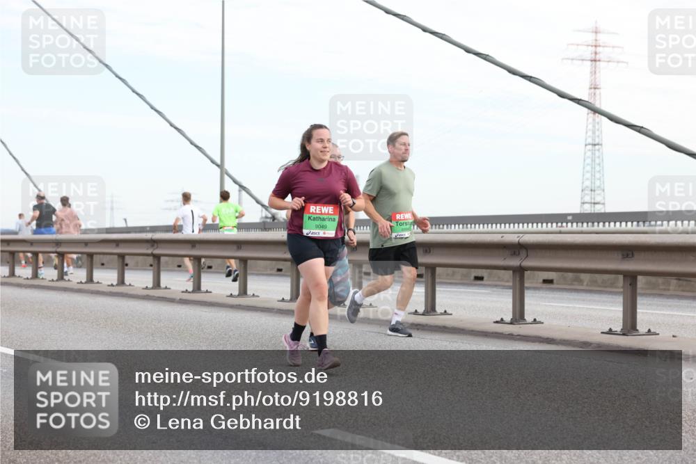 03.10.2025 - Köhlbrandbrückenlauf Lena Gebhardt http://msf.ph/oto/9198816 03.10.2025 15:36:00 Position 1 9049, 8996 meine-sportfotos.de