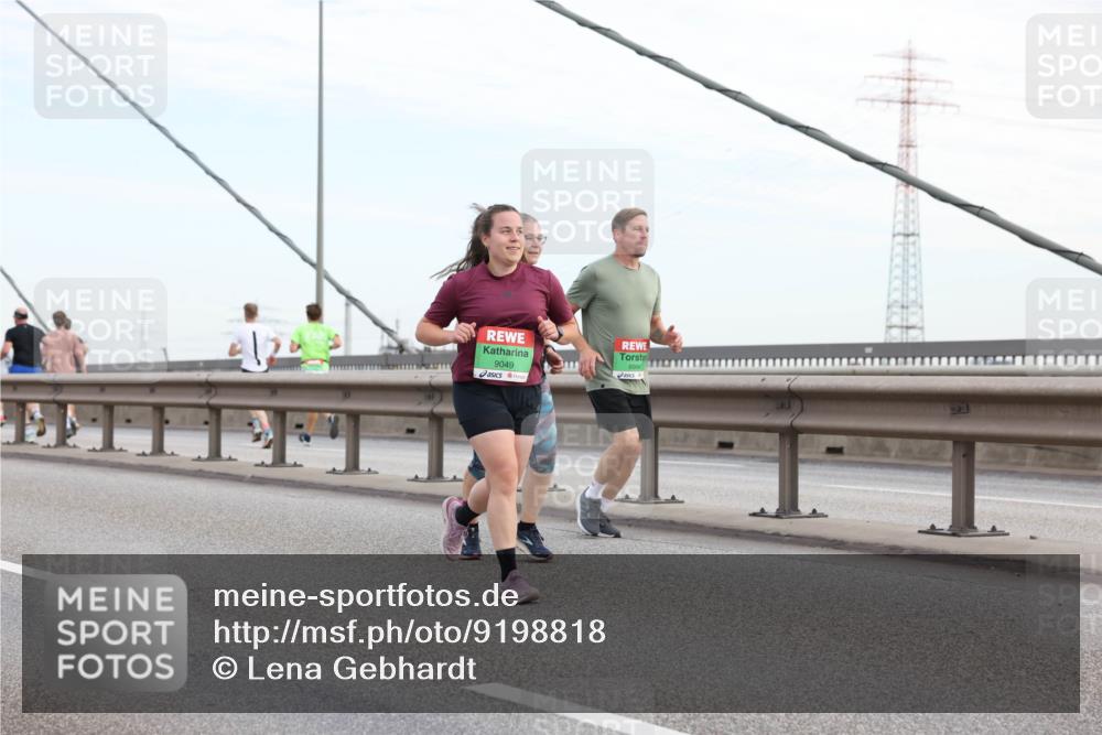 03.10.2025 - Köhlbrandbrückenlauf Lena Gebhardt http://msf.ph/oto/9198818 03.10.2025 15:36:01 Position 1 9049, 8996 meine-sportfotos.de