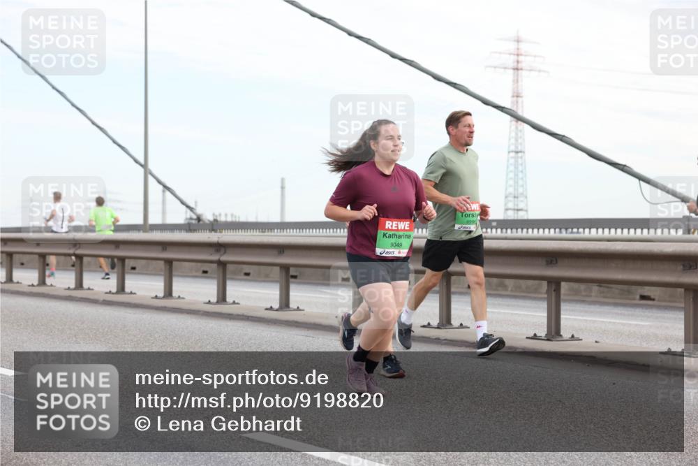 03.10.2025 - Köhlbrandbrückenlauf Lena Gebhardt http://msf.ph/oto/9198820 03.10.2025 15:36:01 Position 1 9049, 8996 meine-sportfotos.de
