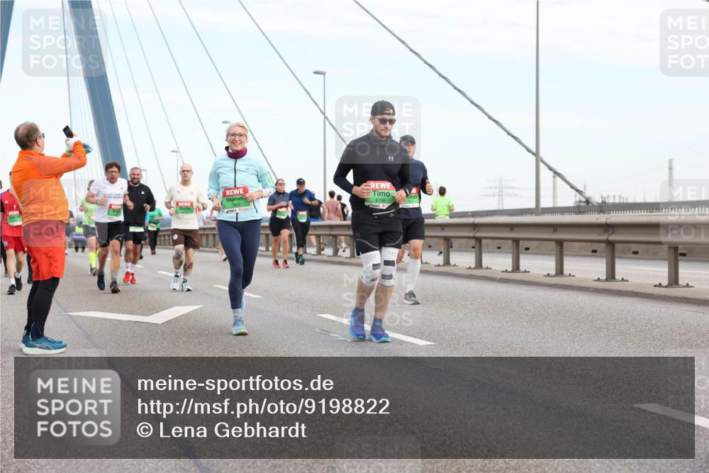 03.10.2025 - Köhlbrandbrückenlauf Lena Gebhardt http://msf.ph/oto/9198822 03.10.2025 15:36:02 Position 1 8706 meine-sportfotos.de